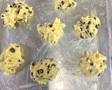 Foto langkah ke 4 dari resep Vanilla Choco Chip Cookies.
