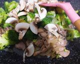 Foto langkah ke 4 dari resep Tumis Brokoli Ayam Jamur.