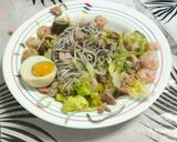 Foto del paso 2 de la receta: Ensalada de gulas y gambas