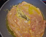 Foto del paso 3 de la receta: Pechuga de pavo rebozada con salsa de vino