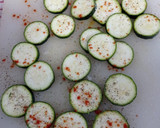 Foto del paso 3 de la receta: Pizzeta de pan rallado con calabacín verde y tomate