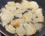Foto del paso 3 de la receta: Tortilla abierta con Patatas fritas, Espárragos y Langostinos
