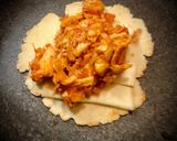 Foto del paso 11 de la receta: Quesadillas de jamón ibérico, tinga de pollo y setas con pico de gallo