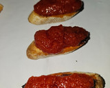 Foto del paso 2 de la receta: Tostas de tomate con huevo de codorniz