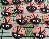 Foto langkah ke 10 dari resep Ladybugs CupCake.