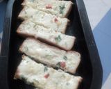চিলি চীজ গার্লিক ব্রেড (chili cheese garlic bread recipe in Bengali) রেসিপির ধাপ 2 ছবি