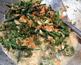 Foto langkah ke 4 dari resep Tumis Pakis Udang Rebon.