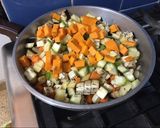 Foto del paso 1 de la receta: Verduritas salteadas con huevo estrellado
