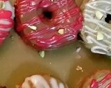 صورة لخطوة 11 من وصفة دوناتس بطعم الشوكولا وزبدة الفستق والجليز 🍩