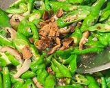 Truffle Soy Sauce with Manganji Green Pepper 松露醬油炒糯米椒的食譜步驟3照片