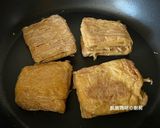 A picture of step 3 of Garlic Bean Sprouts with Fried Tofu Skins.
