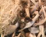 Hình bước làm 2 của món Mì udon trộn nấm
