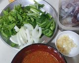 รูปขั้นตอนการทำที่ 1 ของ ผัดผงกะหรี่กุ้ง ปลาหมึก