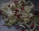 Foto langkah ke 2 dari resep Tumis Kol dengan usus ayam goreng.