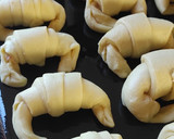 Foto del paso 5 de la receta: Medialunas rellenas con membrillo y dulce de leche