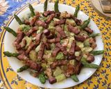 Une image de l'étape 21 de Salade tiède de pommes de terre et asperges au lard, tomates et oignon doux.