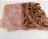 Foto del paso 4 de la receta: Matambrito de cerdo relleno con chips de papa y zanahoria a las hierbas