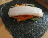 Foto del paso 3 de la receta: Papillote de merluza en alga nori, con noodles y salsa de curry