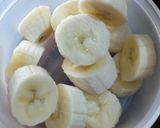 A picture of step 1 of Strawberry-banana smoothie bowl.