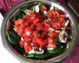 Une image de l'étape 3 de Salade d épinards aux tomates et champignons sauce citron confit et miel.