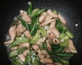 Foto langkah ke 3 dari resep Oseng Cumi Asin Cabe Ijo.