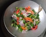 Foto langkah ke 4 dari resep Tim peda cabe gendot kuah bening.