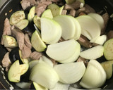 Foto del paso 6 de la receta: Berenjena, cebolla y cerdo con miso