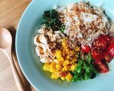 Hình bước làm 4 của món Rice Bowl - Cơm Quinoa Trộn Ức Gà Xé & Rau Quả Tươi