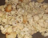 A picture of step 3 of Gobi Matar Aloo.