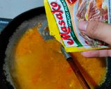Foto langkah ke 4 dari resep Seblak Sosis Baso.