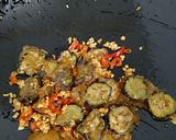 Foto langkah ke 5 dari resep Terong Tumis Bawang Putih.