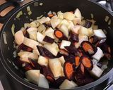 Une image de l'étape 8 de Navets et carottes violettes aux épices indiennes, bouillon de porc et coriandre.