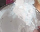 A picture of step 4 of Double tier floral cream cake.