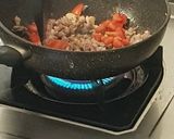 รูปขั้นตอนการทำที่ 2 ของ ไข่นุ่มผัดมะเขือเทศหมูสับ