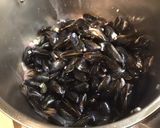 Une image de l'étape 8 de Moules épicées aux oignons rouges, ail fumé et sauce roquefort.