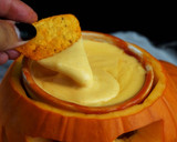 Foto del paso 3 de la receta: Nachos con salsa de queso y guacamole especial Halloween