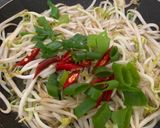 Foto langkah ke 2 dari resep Toge tumis bawang putih.