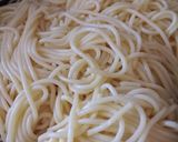 صورة لخطوة 1 من وصفة سباغيتي بالصلصة الحمراء 🍝🧀