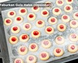 Foto langkah ke 7 dari resep Strawberry Thumbprint Cookies Devina Hermawan.