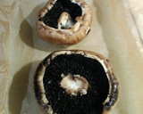 Foto del paso 1 de la receta: Champiñones portobello rellenos con bechamel de espinacas