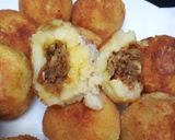 A picture of step 5 of Potatoe balls.