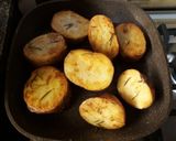 Foto del paso 3 de la receta: Papas salteadas al romero