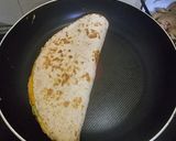 Gambar langkah 6 resipi Cheesy Omelette Wrap.