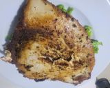 Foto del paso 4 de la receta: Filete de pescado salteado con pimiento, sobre lecho de tomato y lechuga