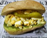 Foto del paso 4 de la receta: Panecillo de huevo trufado con guacamole y guindilla