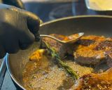 Φωτογραφία βήματος 4 της συνταγής Sirloin steak με σως βούτυρο-σκόρδο-δεντρολίβανο