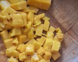 Foto del paso 1 de la receta: Ensalada de surimi con aguacate y mango