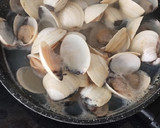 Foto del paso 5 de la receta: Merluza a la sidra con almejas y patatas