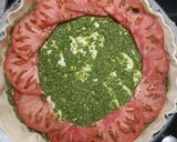 Une image de l'étape 3 de 🌿Tarte tomate basilic et pesto aux fanes de carottes.