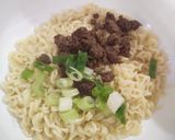 Foto langkah ke 1 dari resep Martabak Mie Daging Daun Bawang.